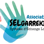 logo selgarrekin composé de 2 empreintes de mains bleues et d'un coeur rouge.
